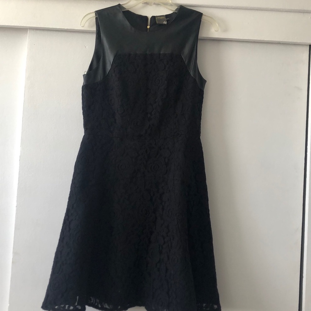 3for$15 Taylor black lace with pleather trim sz 6